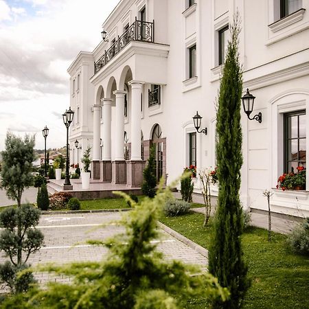 Hotel Beli Dvor Čačak Екстериор снимка
