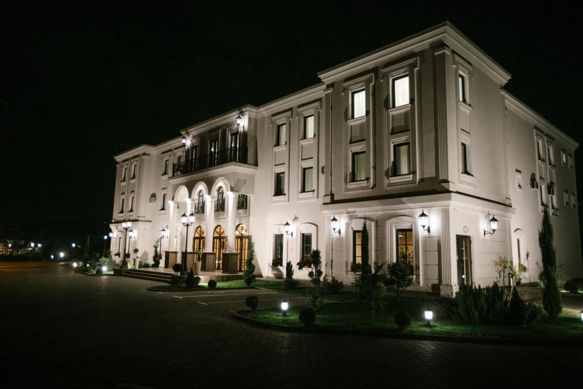 Hotel Beli Dvor Čačak Екстериор снимка