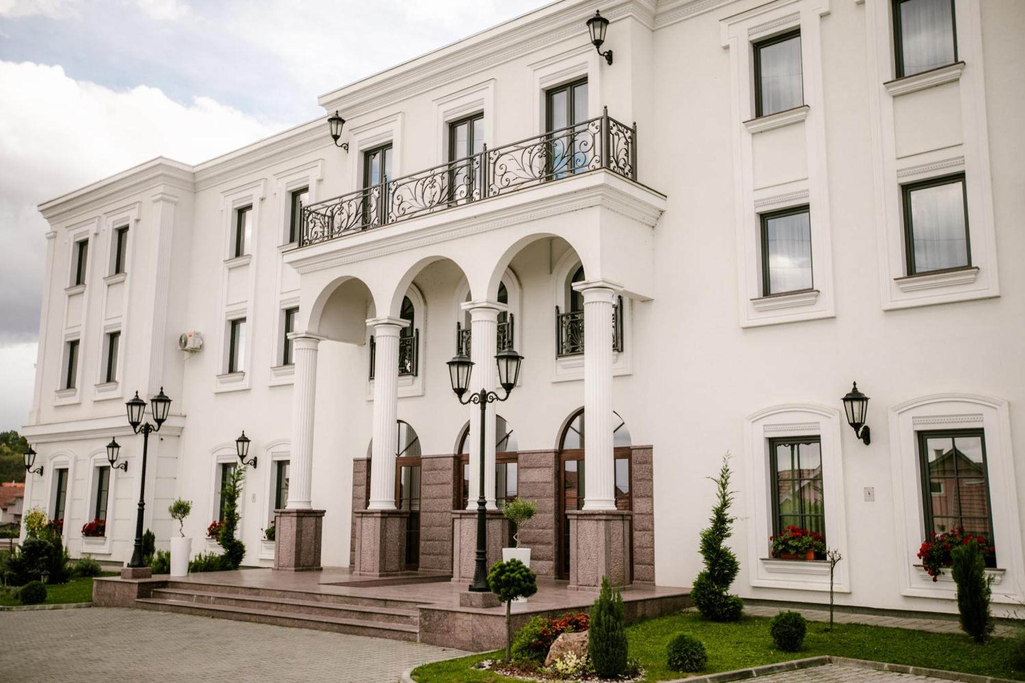 Hotel Beli Dvor Čačak Екстериор снимка