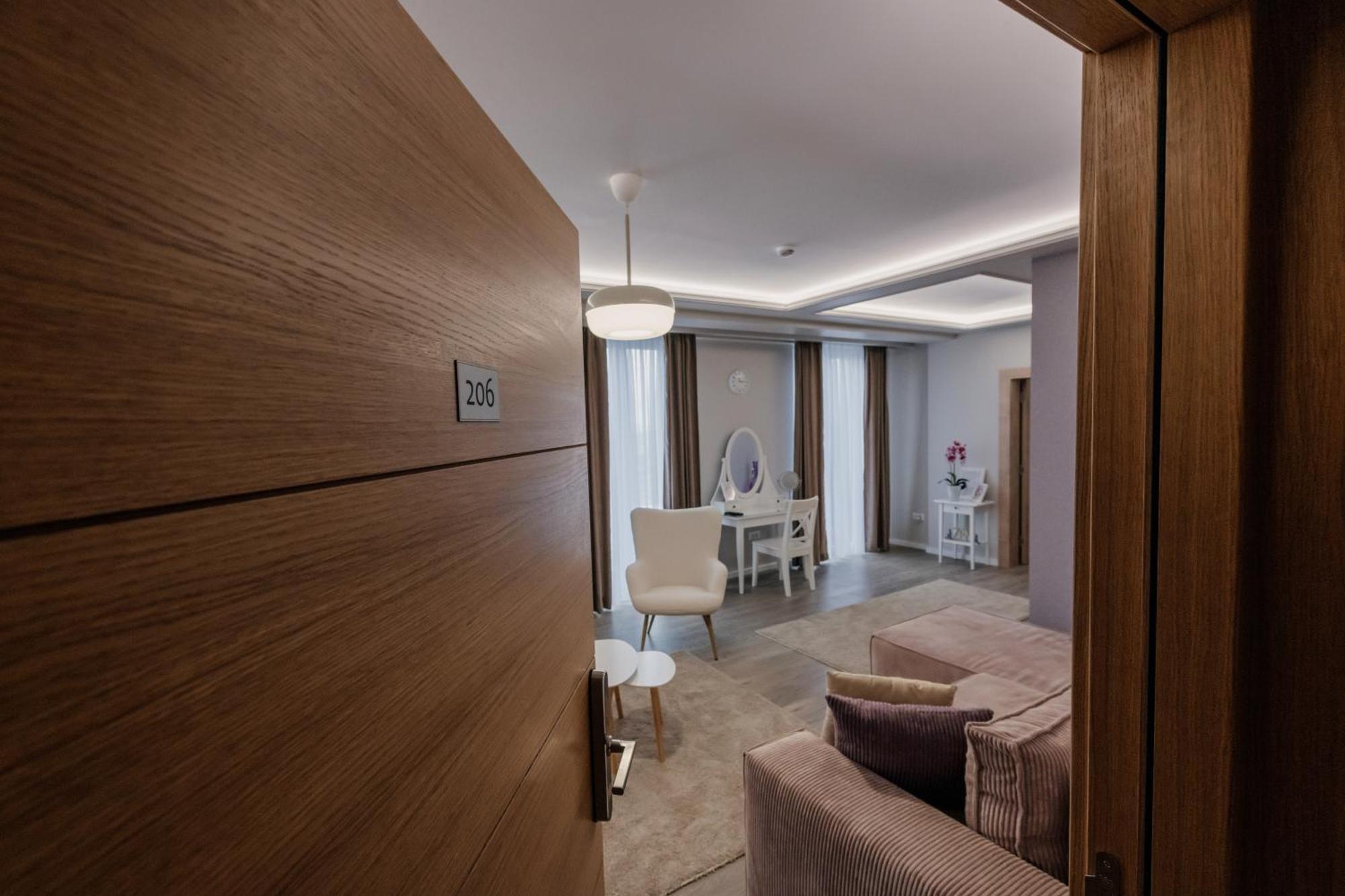 Hotel Beli Dvor Čačak Екстериор снимка