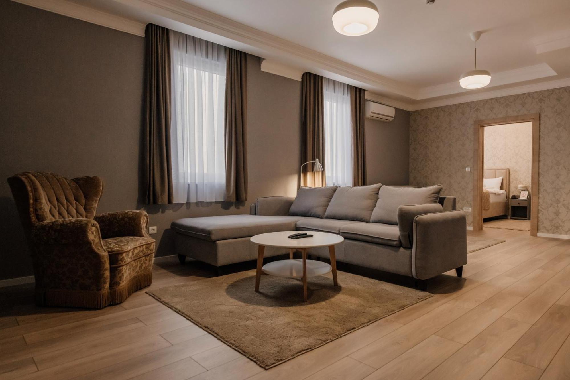 Hotel Beli Dvor Čačak Екстериор снимка