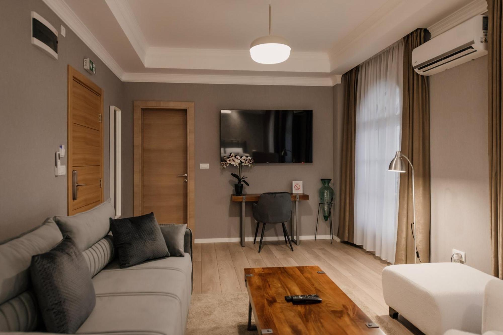 Hotel Beli Dvor Čačak Екстериор снимка